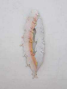 Christine Huss, OHNE TITEL – Acryl, Sprühfarbe / Karton / 60 x 21 x 3 cm / 2019
